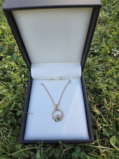 9ct Yellow Gold Claddagh Pendant & Chain
