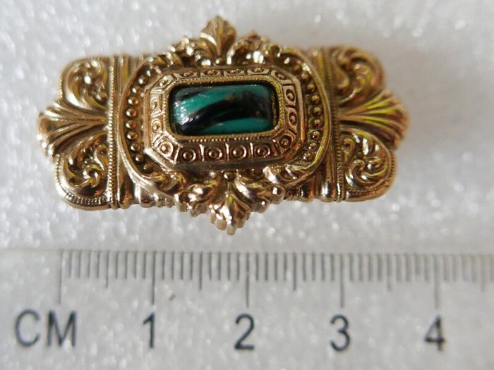 Vintage gold tone brooch with Green Faceted Stone