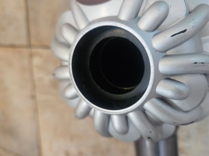 Dyson V8