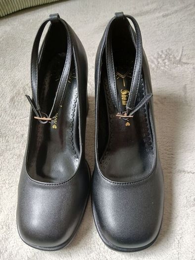 Black shoes with 3 inch heels