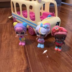 Kindi Kids Bus and three dolls