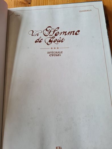 Un Homme De Gout. Large Volume Hardback. In Good Condition.