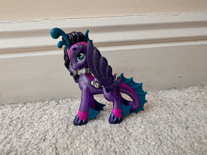 Spin Master Hatchimals Pixies Riders Black Glitter Lily and Seastallion Glider only approx. 9 cm. Used please see photos