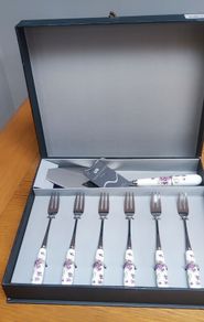 NewGrange Living Rosa cake slice with 6 pastry forks