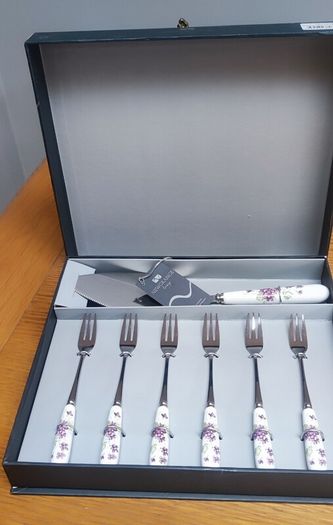 NewGrange Living Rosa cake slice with 6 pastry forks