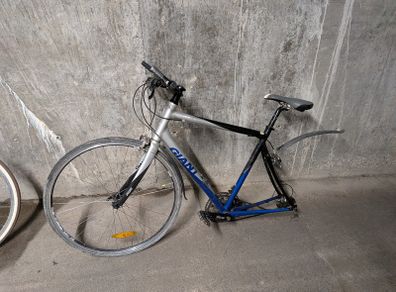 Large Giant FCR2.5 (needs rear wheel)