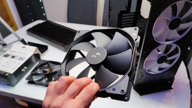 Fractal Design 180 mm FANs (ong Life Sleeve Bearing, Optimized Fan Geometry, 300-1200 RPM) [Dynamic X2 GP-18 PWM]