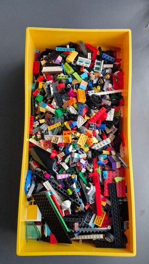 LEGO Bundle: 2.45kg Genuine LEGO with Yellow Storage Box