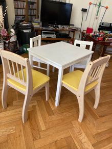 Child table and chairs to take away