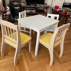 Child table and chairs to take away
