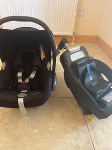 Maxi cosi seat and adapter