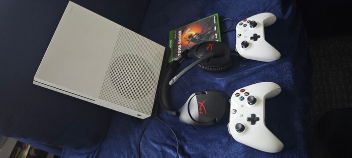 Xbox One S 500GB Bundle  : 2 Controllers + HyperX Headset + Shadow of the Tomb Raider