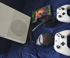 Xbox One S 500GB Bundle  : 2 Controllers + HyperX Headset + Shadow of the Tomb Raider
