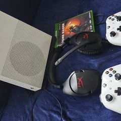 Xbox One S 500GB Bundle  : 2 Controllers + HyperX Headset + Shadow of the Tomb Raider