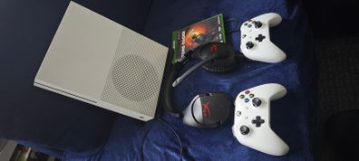 Xbox One S 500GB Bundle  : 2 Controllers + HyperX Headset + Shadow of the Tomb Raider