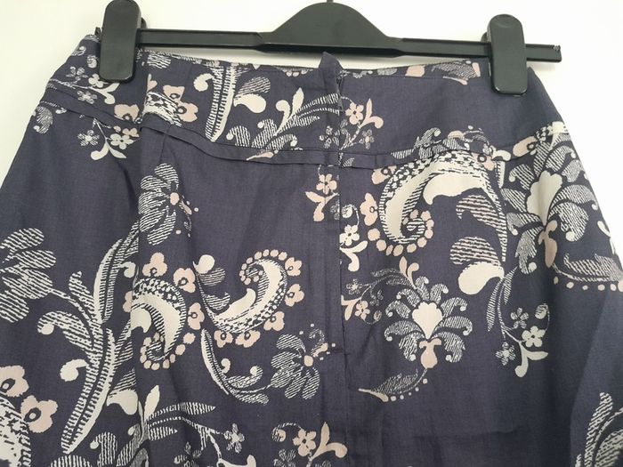 Skirt in dark purple with flower print