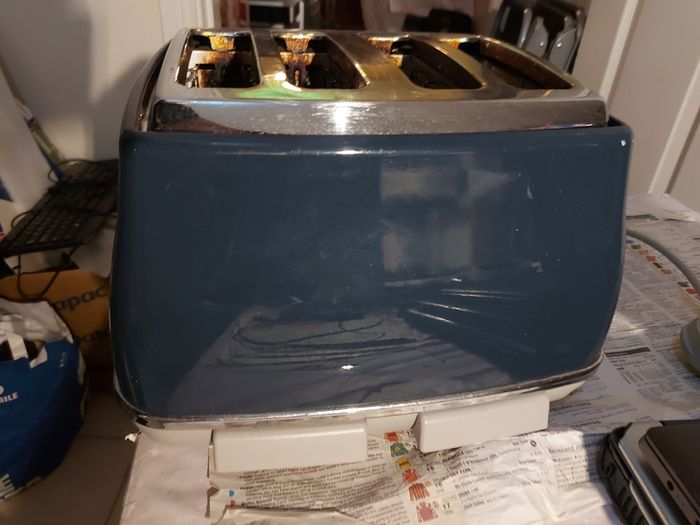 DeLonghi 4 Slice Toaster, Model CTOC4003.BL, in excellent condition and works perfect