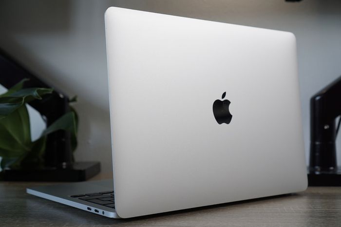 MacbBook Pro 13" 2020 | 10th Gen i5 2.0GHz | 16GB | 512GB