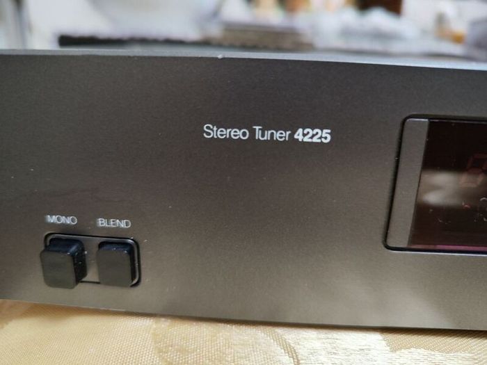 NAD Stero Tuner 4225