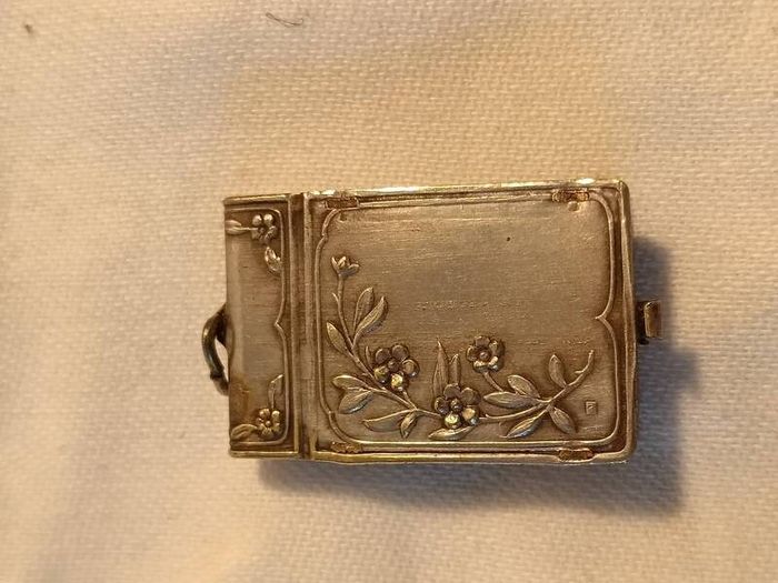 WW1 Photo Souvenir Pendant.