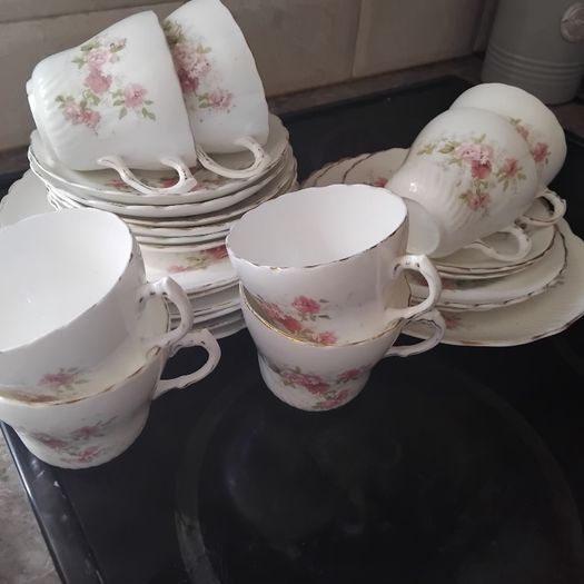 28piece Vintage Tea Set