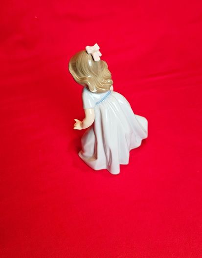 Girl with Puppy   NAO by Lladro 1987