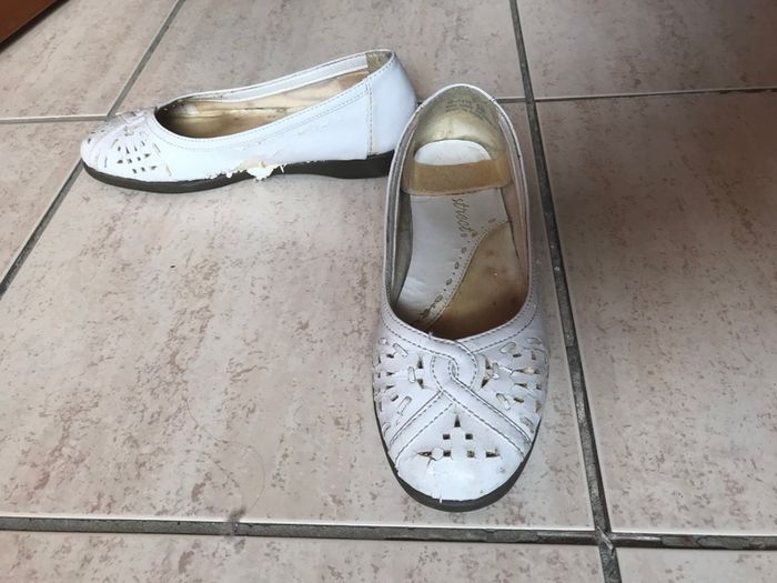 (Lot of 25) Ladies' Shoes Size 3/36