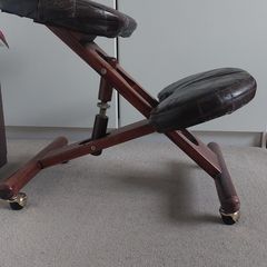 Kneeling chair
