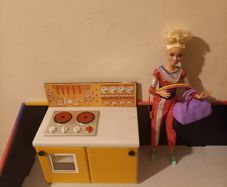 Dolls  vintage barbie  plus other barbie and kitchen cooker unit