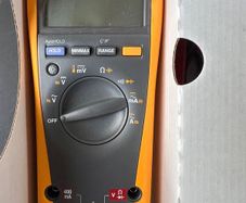 FLUKE 179 True RMS Multimeter