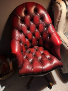Chesterfield Swivel office chair - Mint condition