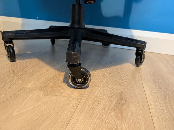 Gaming/Office Chair with Rollerblade Wheels