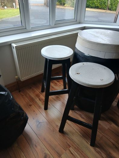 Guinness barrel table with 4 matching stools