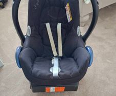 Maxi-cosi seat and EasyBase 2