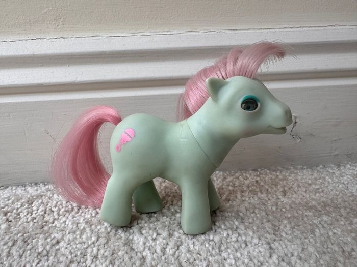 My Little Pony Baby Cuddles G1 1986 Beddy Bye Eye MLP Dirty approx. 7.5 cm. Used sometimes left eye opens only to the middle Please see photos