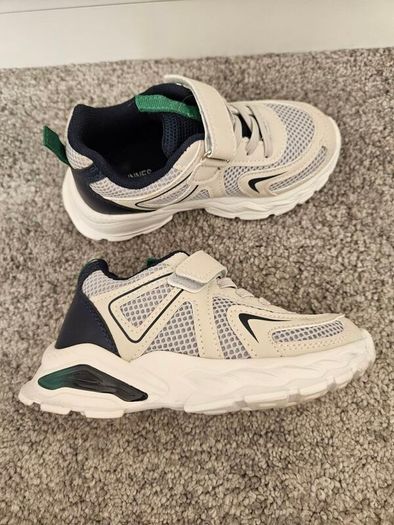 Boys runners size UK 9/26