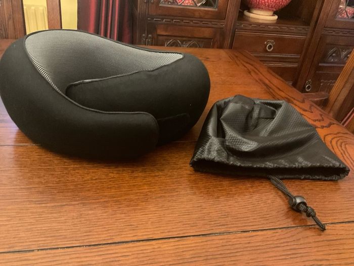 Travel  neck support pillow Reduced in black with a storage bag