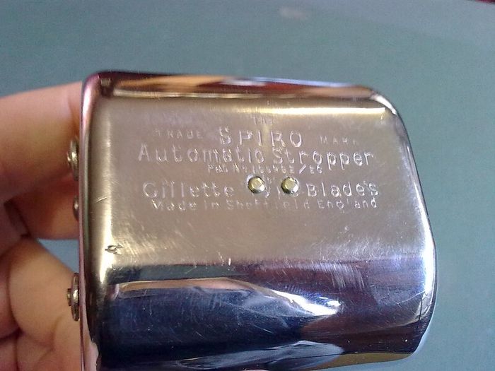 The Spiro Automatic Stropper for Gillette Type Blades.