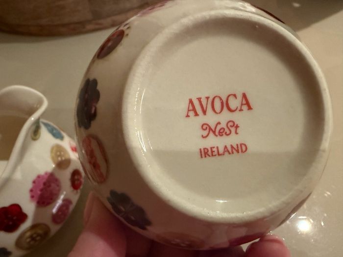 Avoca Button Cream (milk) and Sugar set