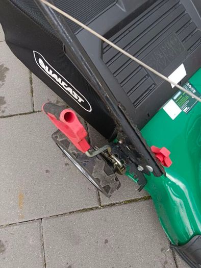 Self drive lawnmower with Briggs and Stratton engine 500 E series 140 cc in excellent working condition which starts the first pull.