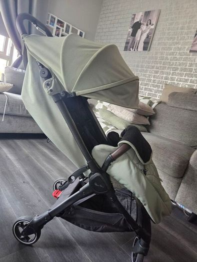 silver cross clic with footmuff