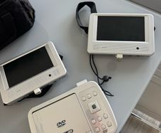 Portable DvD Played with 2 Screens