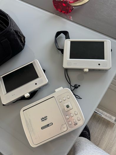 Portable DvD Played with 2 Screens