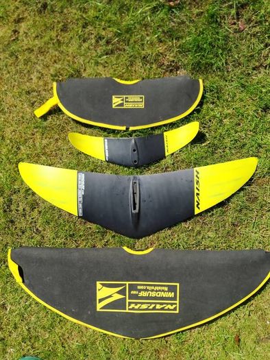 Windsurfing foil board and foil set