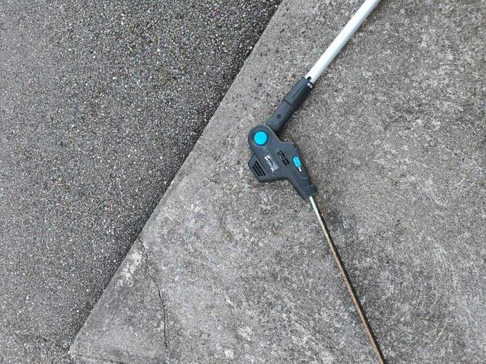 Electric hedge cutter