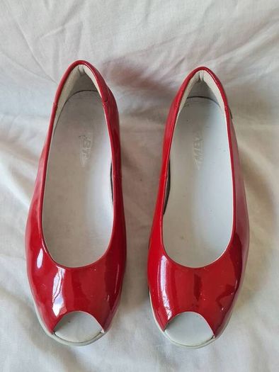 Mbt kainga rockers Size 4 eu 37 red leather in excellent condition