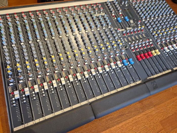 Allen & Heath GL2200 24-Channel Mixer in Flight Case
