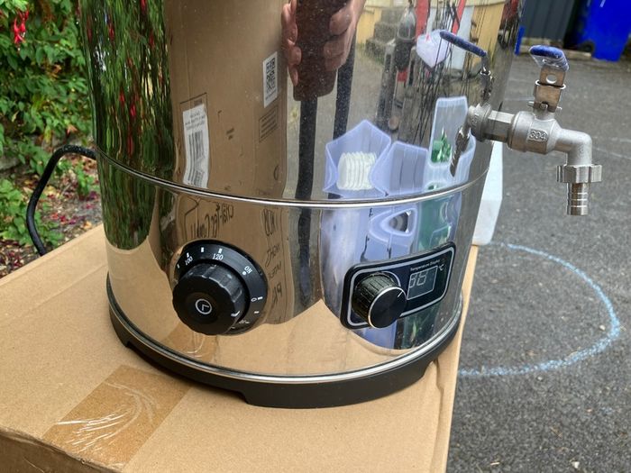 Beer Brew kit: mesh kettle, buckets, bottles