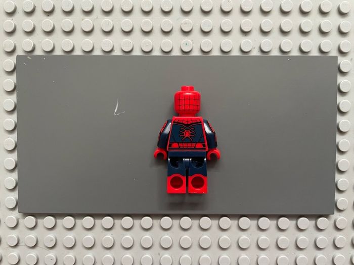 lego super heroes sh0420 Spider-Man minifigure- Black Web Pattern, Red Torso Small Vest, Red Boots