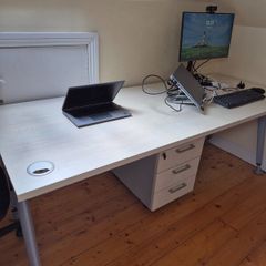 High quality office desk and 4-drawer pedestal.